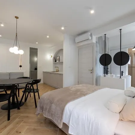 Palace Luxury Apartment *